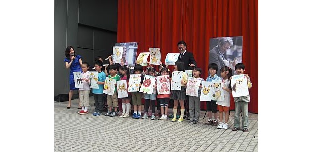 子供たちがかわいい「ハチ公」の絵を披露