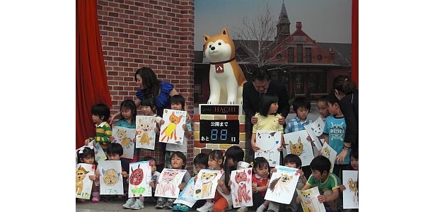 子供たちの絵を褒める北大路さん