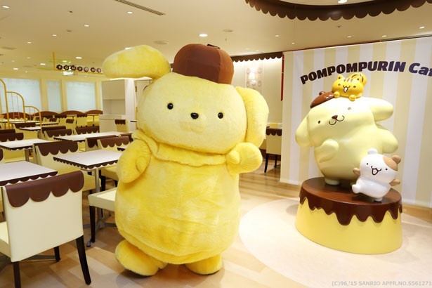 茶色のベレー帽をかぶったポムポムプリン。店内は梅田店限定の隠れたデザインも施されている