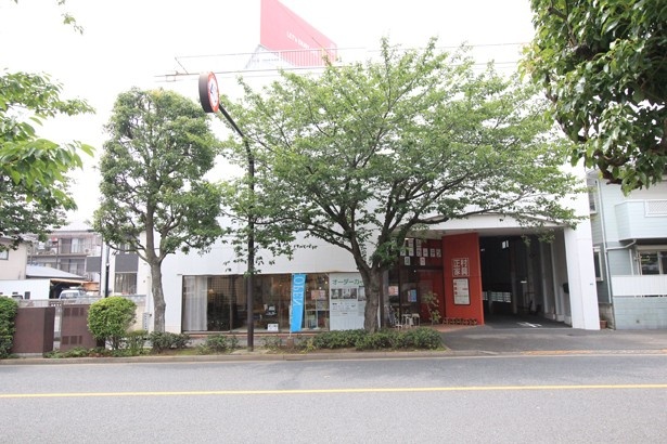 外観はシンプルで赤と青の看板がトレードマーク