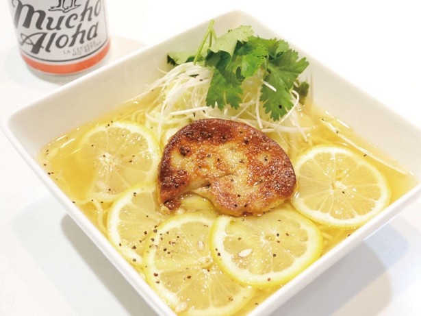 中央にフォアグラがのった「フォアグラレモンラーメン」(2041円)