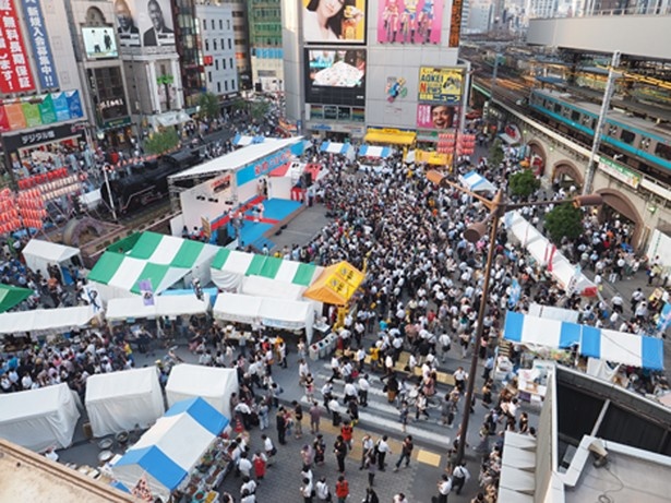 【写真を見る】SL広場前ではステージイベントや屋台などが楽しめる