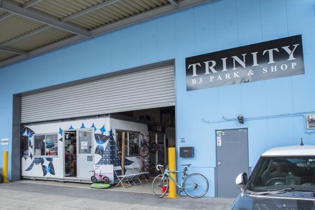 倉庫を改装した店舗。ショップの奥に屋内型スケートパークが