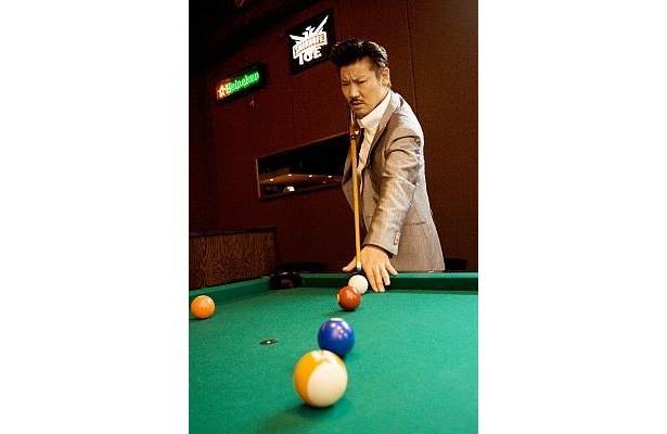 渋〜くビリヤードをしている世界のナベアツが…（世界のナベアツ写真集より）