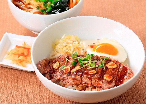 ｢アンガスサーロインのステーキ丼とかけうどん ドリンクつき｣(1814円)。ご飯とステーキを、ネギと一緒に一気にかきこむも良し、卵とからませていただくのも良し ※写真はイメージ
