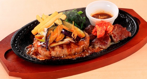 【写真を見る】｢ピリ辛キムチの牛焼肉＆ビーフ100％ハンバーグ～生姜焼肉ソース｣(1549円)。焼肉はコクと風味のある生姜醤油ソース。ハンバーグには茄子と長ネギをトッピング