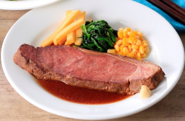 ｢アンガスサーロインのローストビーフ(約130g)｣(1598円)(約200g・2246円) 。しっとり、柔らかな肉を贅沢な厚切り仕立てで堪能 ※写真は200g