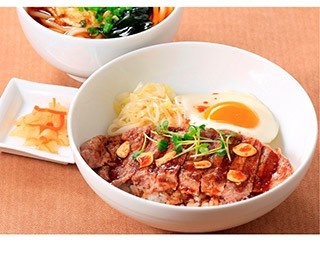 デニーズに世界三大品種｢アンガス種｣のステーキ丼登場