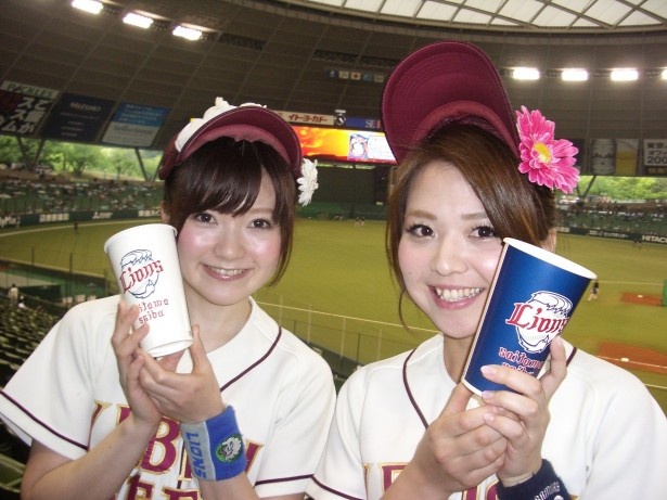 【写真を見る】西武プリンスドームで活躍中のヱビスガール が同乗し盛り上げる