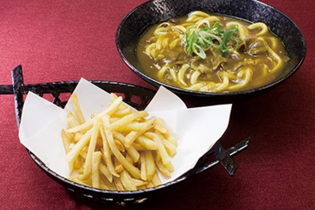 【写真を見る】阪急そばの一部店舗で提供され話題となった「ポテカレーそば・うどん」
