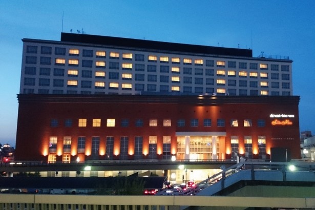 2005年7月1日に三井ガーデンホテルからリブランド開業。JR奈良駅直結で、 東大寺や奈良公園など観光地までも徒歩圏内という立地のホテル日航奈良