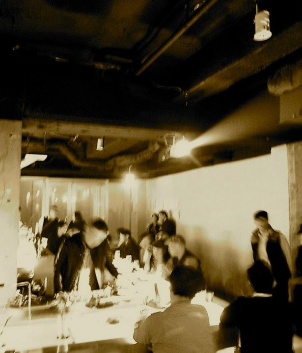 過去に行われた「JOYOUS JAZZ」の様子。お酒を飲んだり会話を楽しんだり。それぞれが思い思いに音楽を楽しむ