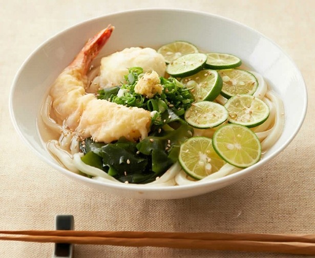 各県の名産とさぬきうどんのコラボが楽しめる！｢四国コラボうどん｣(1080円)