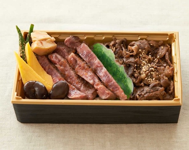 【写真を見る】肉好きにはたまらない贅沢弁当！｢オリーブ牛・土佐あかうし弁当｣(3780円)