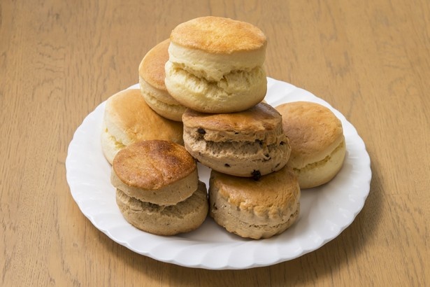 食べごたえがある大ぶりのスコーンが入った「規格外スコーン8個入り」(540円)