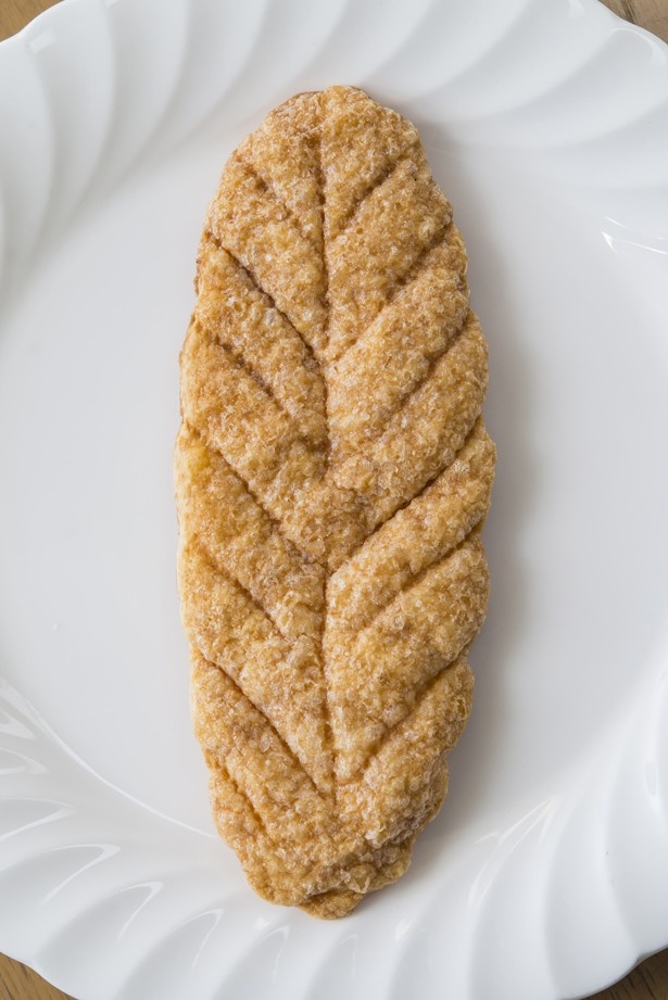 【写真を見る】60年前から変わらぬ味の「リーフパイ5枚入り」(600円)は、フランス菓子をアレンジ