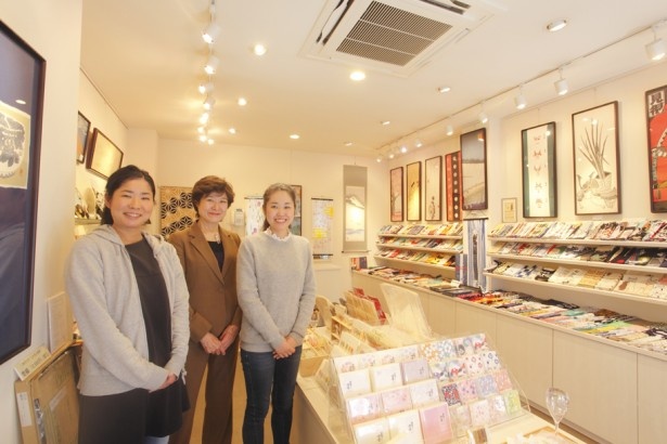【写真を見る】白を基調とした店内に多彩な和雑貨が並び、店員が丁寧に対応してくれる