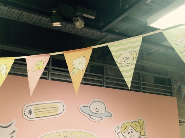 タペストリーにも「おじさん」と「うんころもち」くんたちが！