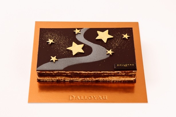 【写真を見る】アーモンドの風味とチョコレートクリームが絶妙にマッチ！ダロワイヨの｢七夕オペラ｣(1944円)