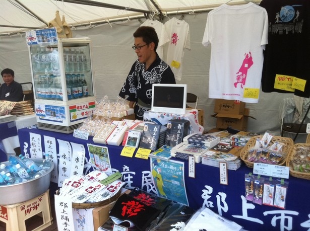 【写真を見る】岐阜県郡上の名物土産やグッズが販売される