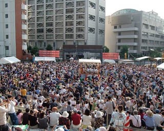 飛び入り参加OKの青山の盆踊り