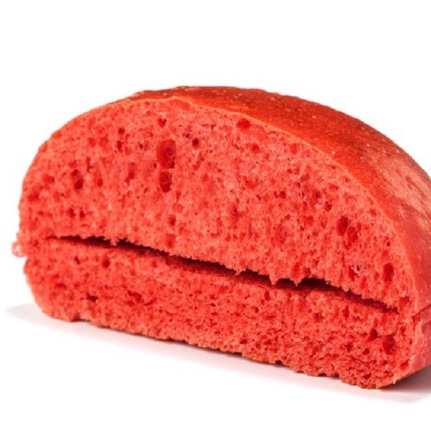 トマトパウダーを練り込んだバーガーキング特製の“AKAバンズ”。焼くとほんのりトマトの酸味が香り、ビーフ、チキン両方と相性がいいバンズだ