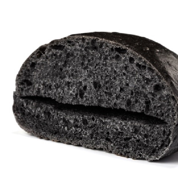 ファストフード界の常識を覆した“KUROバーガー”に使用される特製“KUROバンズ”。直火焼きのビーフパティの香りを引き立たせるため、竹炭を配合した