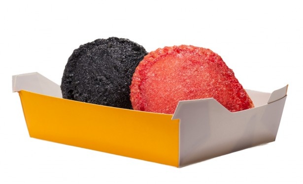 “AKA”と“KURO”をテーマにチェリー、塩キャラメル(洋なし入り)の2つの味をセットした｢TWIN PIE｣(150円) ※7月3日(金)から10月上旬まで販売(予定)