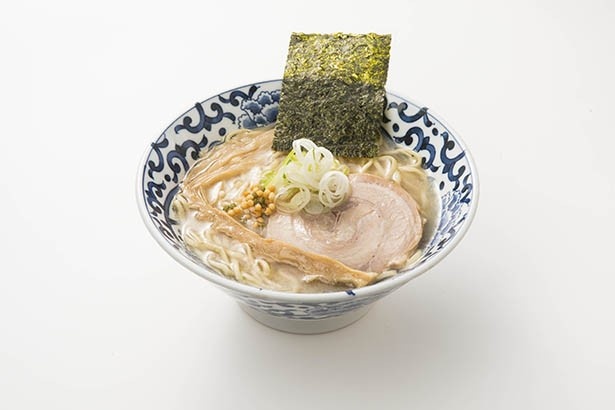 「東京駅 斑鳩(いかるが)」の「塩 本枯れ鰹 らー麺」(790円)は、あっさりとカツオ節が効いた香り高くコクのある一杯