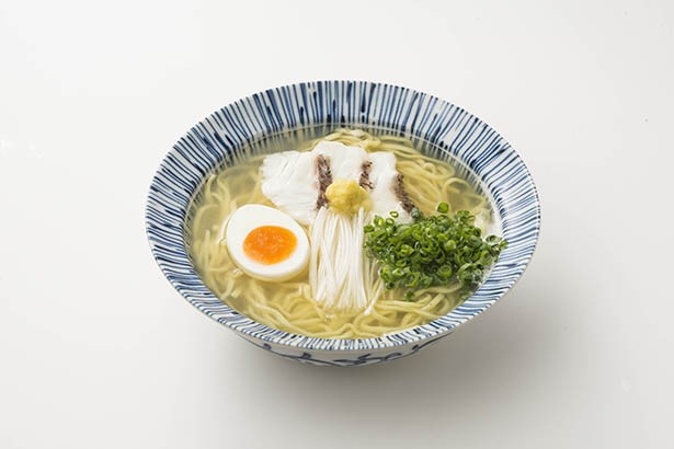 「仙台牛タンねぎ塩ラーメン 㐂蔵(きぞう)」の「鯛潮らーめん」（1100円）は、生の鯛の頭、骨、鯛節でダシをとったスープに鯛の切り身が贅沢にのった極上の一杯