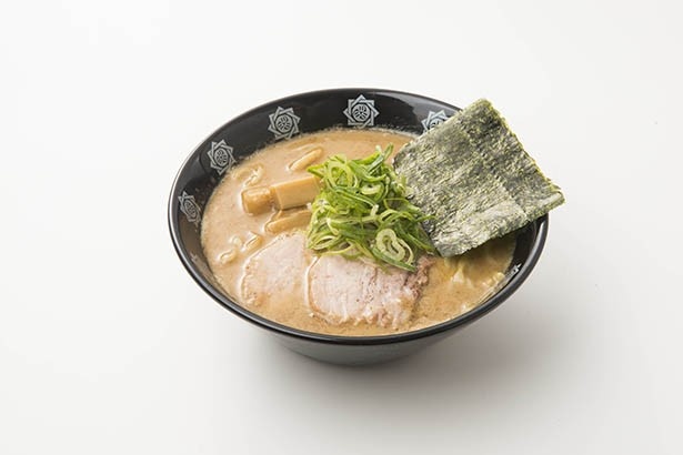 「とんこつらーめん 俺式 -純-」の「やりすぎ煮干しラーメン」(850円)は、濃厚な煮干しのうま味と豚骨のまろやかさが渾然一体に！