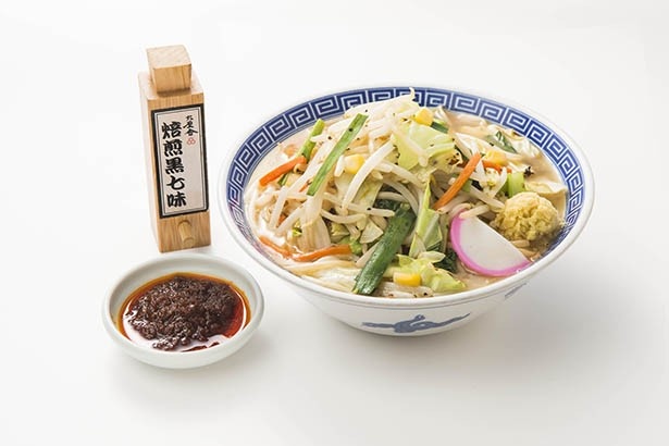 「東京タンメン トナリ」が、「六厘舎」とコラボ。「ピリ辛タンメン with 六厘舎 焙煎黒七味」（900円）は、人気商品「ピリ辛タンメン」に「六厘舎」の焙煎黒七味を添えて提供する