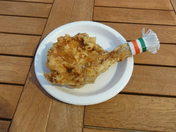 骨付きももの唐揚(700円/税込)
