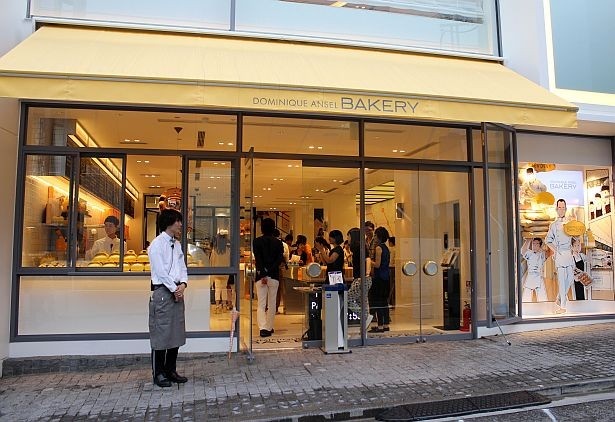 店舗外観の様子。内覧会にはたくさんの報道陣が駆けつけた