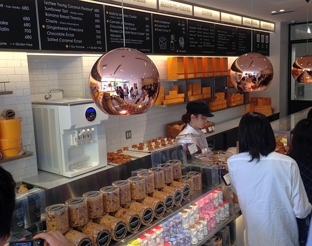 店内の様子。さまざまなスイーツがずらり！