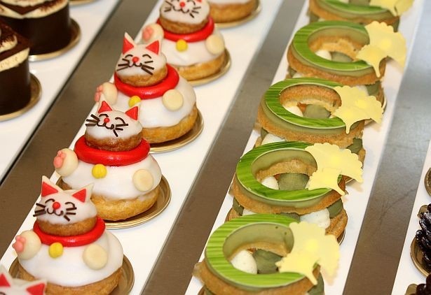 【写真を見る】招き猫形のケーキなど、日本限定のスイーツも登場！