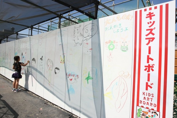 特大の｢キッズアートボード｣。大人も子供も、巨大な壁に思いっきり落書きを楽しもう