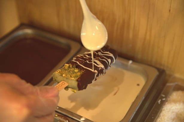 トッピングとソースをチョイスして、自分好みのスティックジェラートにアレンジ！