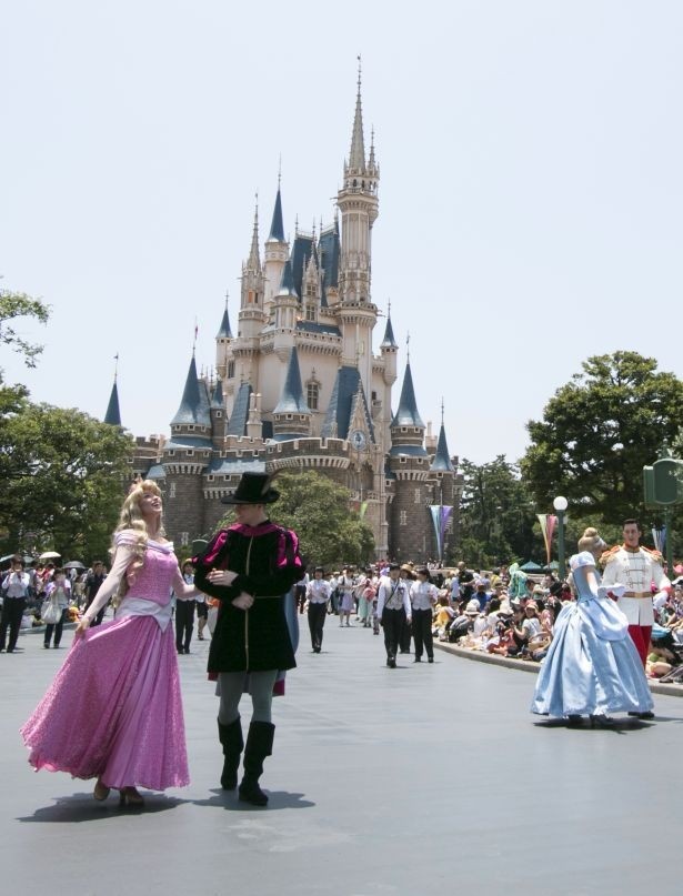 ラプンツェル、ベル、プリンセス・オーロラ、シンデレラはプリンスと一緒に登場！