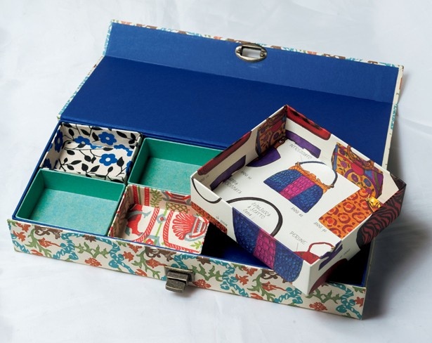 【写真を見る】ジュエリーボックス(4000円～)は、箱の中を仕切る小箱も(BOX＆NEEDLE)