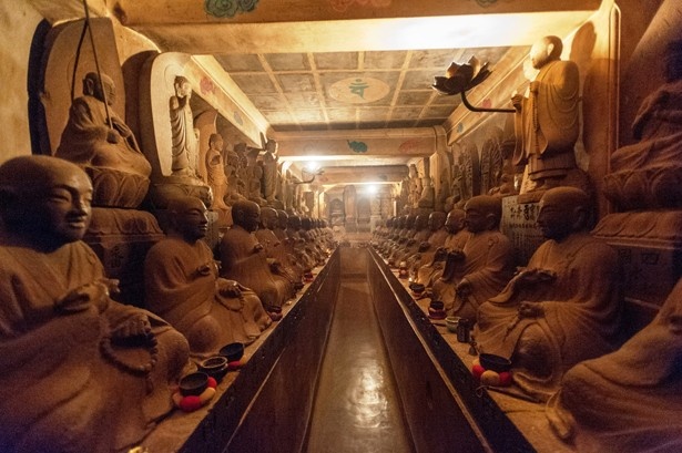 参道の中ほどに現れる88体の石仏。天井には曼荼羅が描かれている