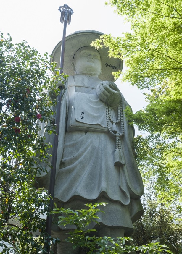 ご本尊である弘法大師の巨大な仏像。杖を手に笠をかぶったお遍路スタイル
