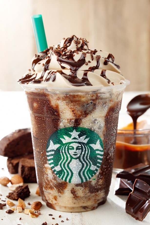 【写真を見る】新作のフラペチーノ「チョコレート クランチ フラペチーノ」(Tall590円、Grande630円、Venti670円)は、7月14日(火)まで発売中！