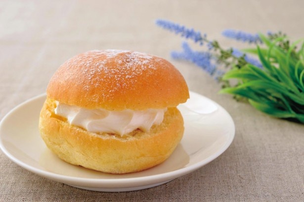 「ハーブ香るブリオッシュ～カルダモン～ホイップクリーム」(140円)は、スパイシーなカルダモンがアクセントをプラス。コーヒーとの相性も抜群！
