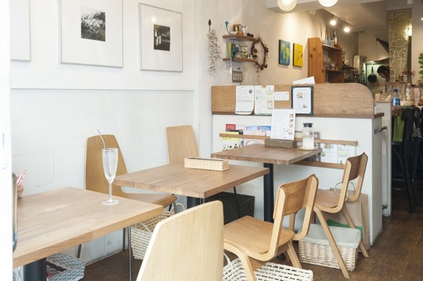 【写真を見る】手作り感のある店内。自然食品類の販売も行っている(Natural Crew)