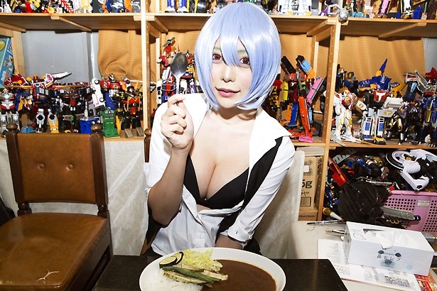 合体ロボに囲まれつつ、実食スタート！