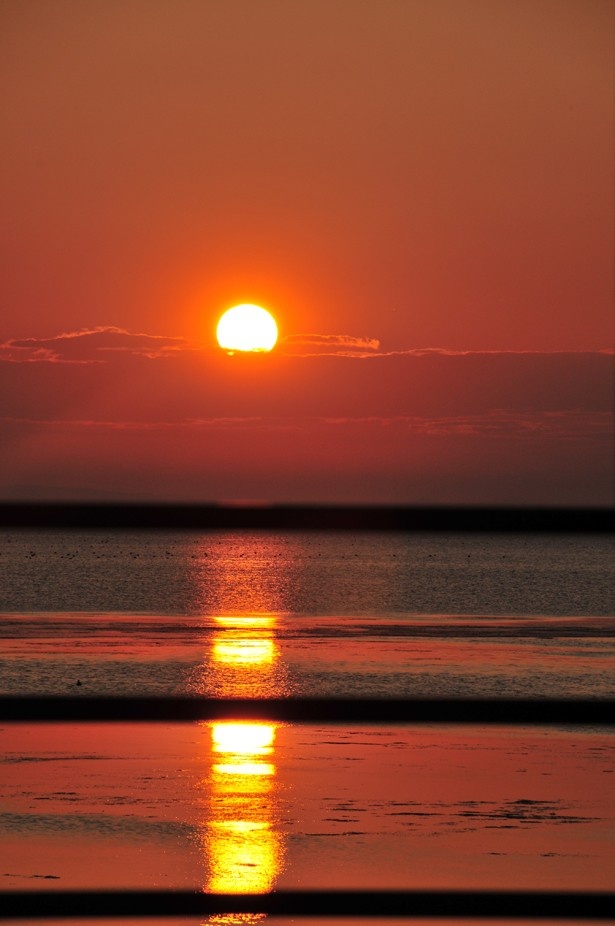 北見エリアのサロマ湖は、美しい夕日が見られるスポットとしても知られる