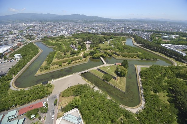 春の桜など四季折々の美しさを見せる国の特別史跡、函館の五稜郭