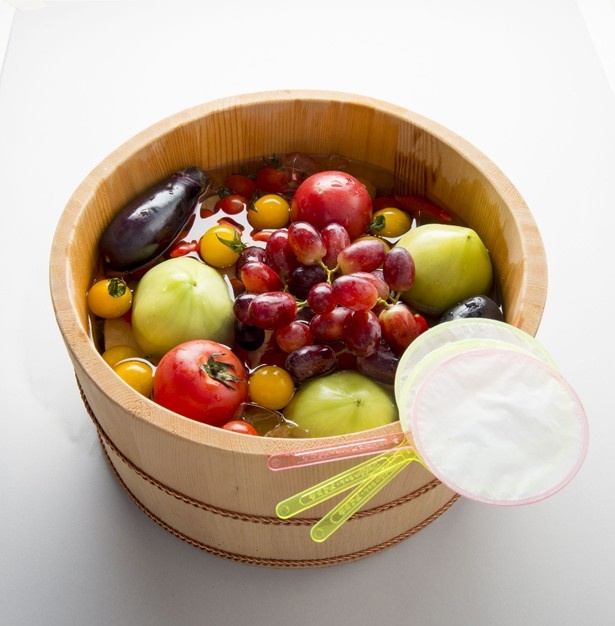 【写真を見る】5種のミニトマトを“ポイ”ですくった分だけ食べられる、京 お野菜バル めいの｢冷やし彩りトマトすくい｣(540円)