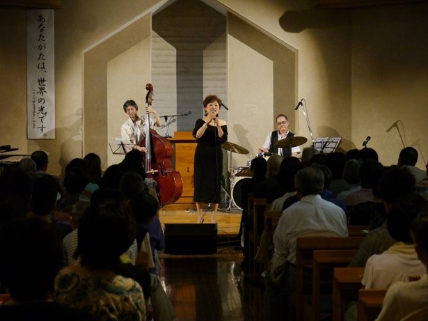 応援コンサートでは豊田チカ氏が名曲の数々をハートフルに歌い上げる